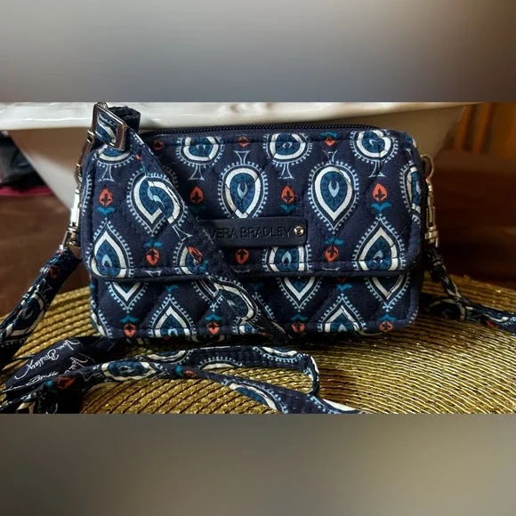 VERA BRADLEY “BLAIR” ALL IN ONE CROSSBODY/WRISTLET/WALLET. NWOT - Picture 4 of 11